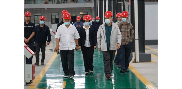 2022-5-10黃學(xué)工等省工信廳總工程師、一級(jí)巡視員市工信局姚曉麗局長等領(lǐng)導(dǎo)視察萬眾集團(tuán)